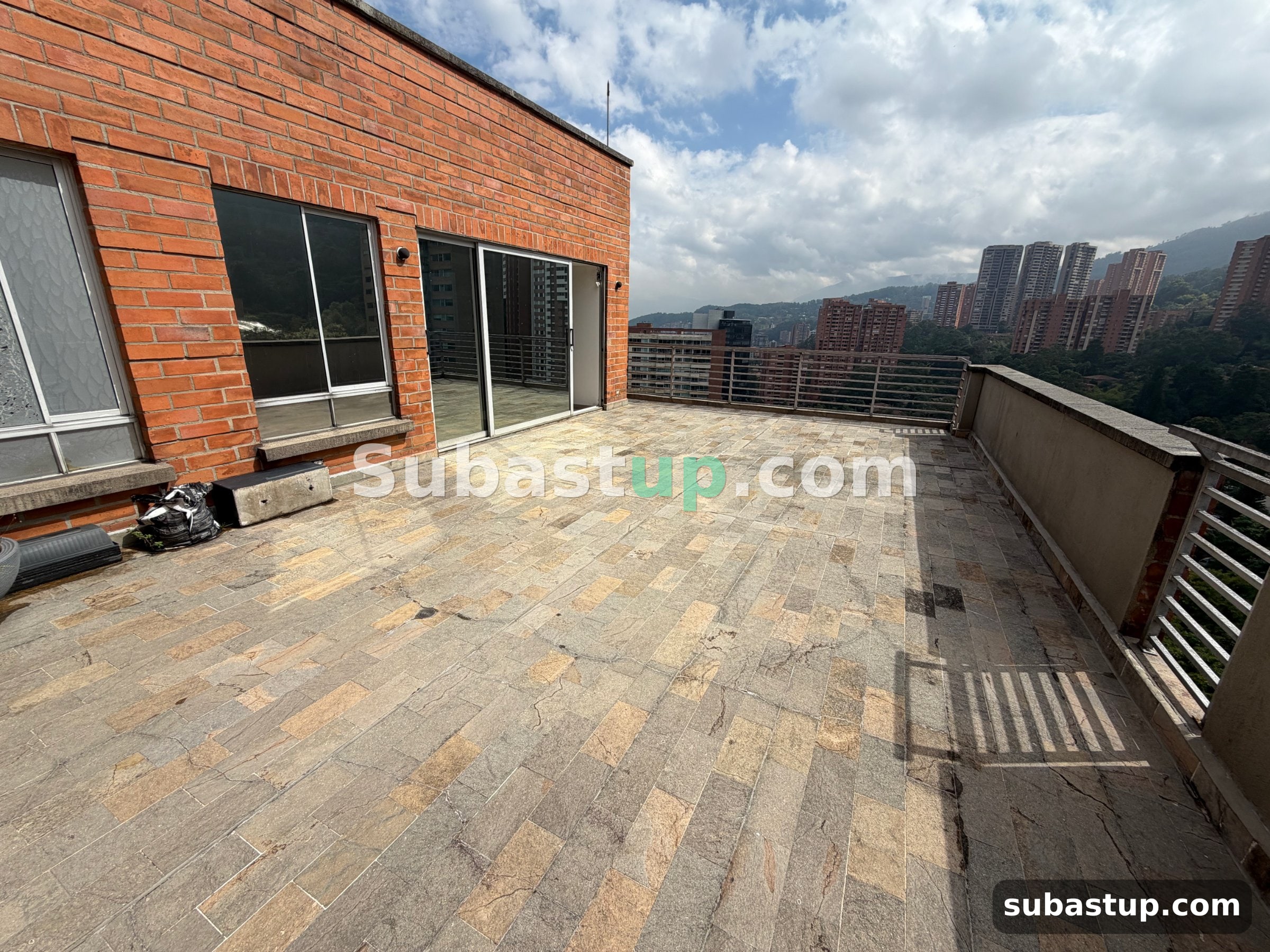 Terraza · Penthouse 208 m² en El Poblado + 3 garajes y 3 depósitos