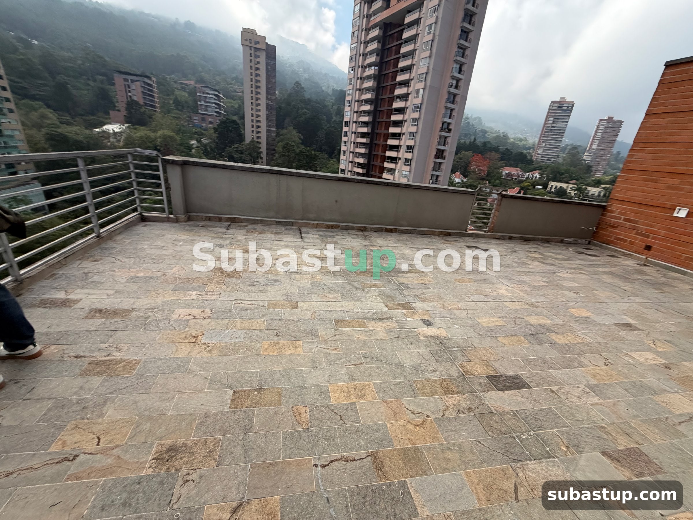 Terraza · Penthouse 208 m² en El Poblado + 3 garajes y 3 depósitos
